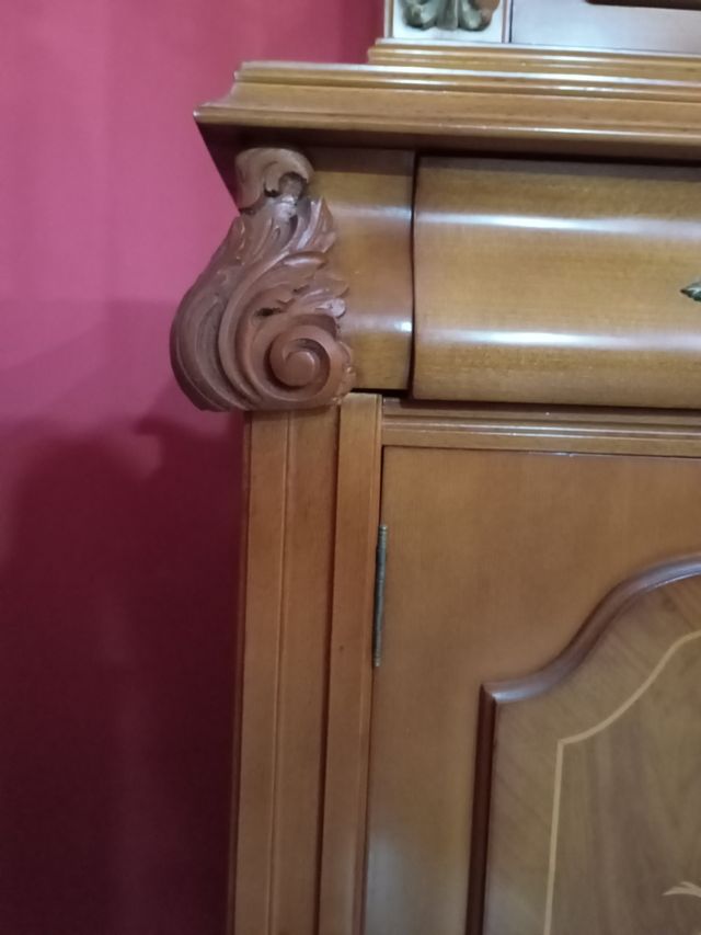 Vitrina Clásica en  madera de Olivo