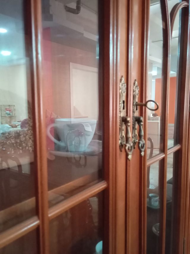 Vitrina Clásica en  madera de Olivo