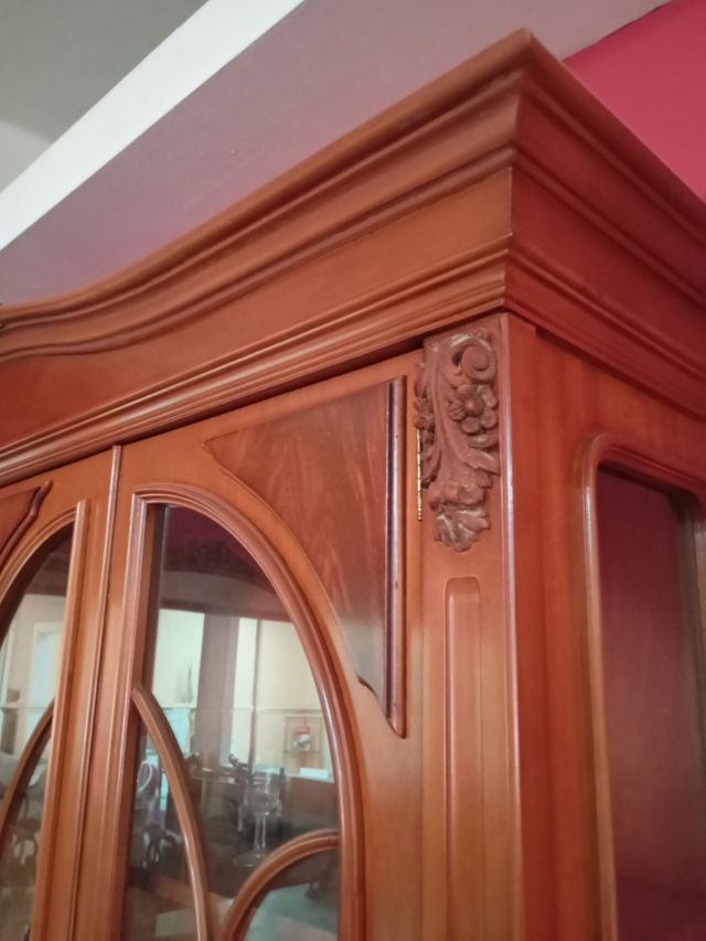 Vitrina Clásica en  madera de Olivo