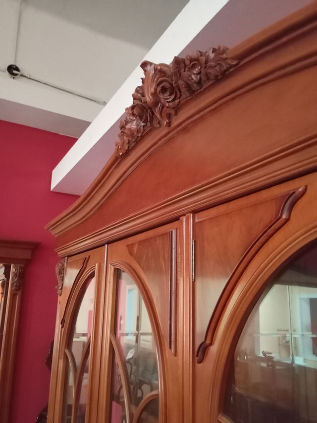 Vitrina Clásica en  madera de Olivo