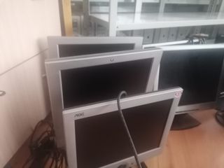 Monitores AOC y HP - 4 pantallas