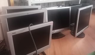 Monitores AOC y HP - 4 pantallas