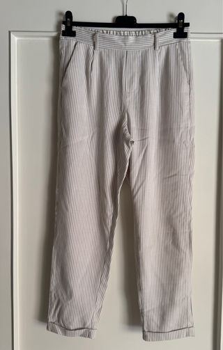 Pantaloni a righe beige.
