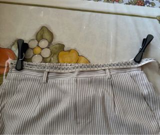 Pantaloni a righe beige.