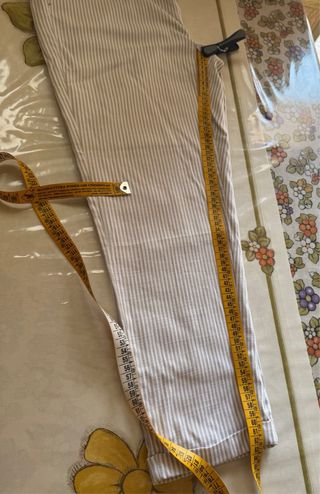 Pantaloni a righe beige.