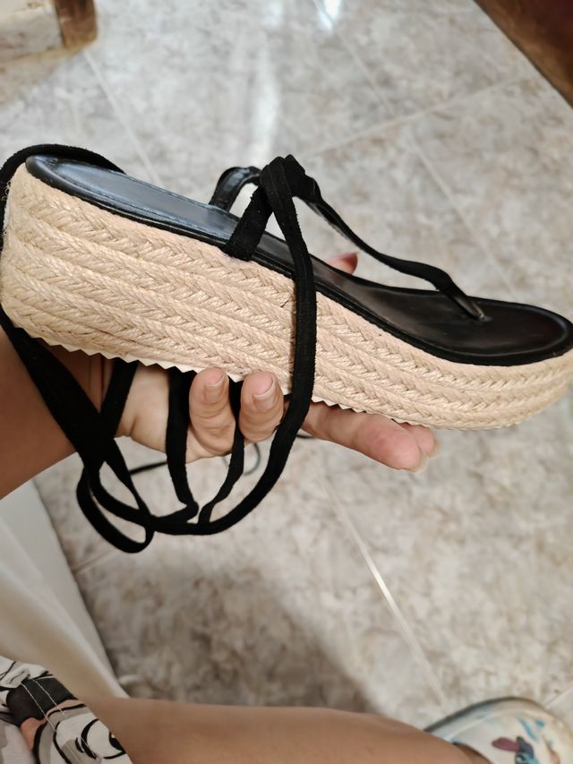 Cuñas negras y beige atadas al tobillo