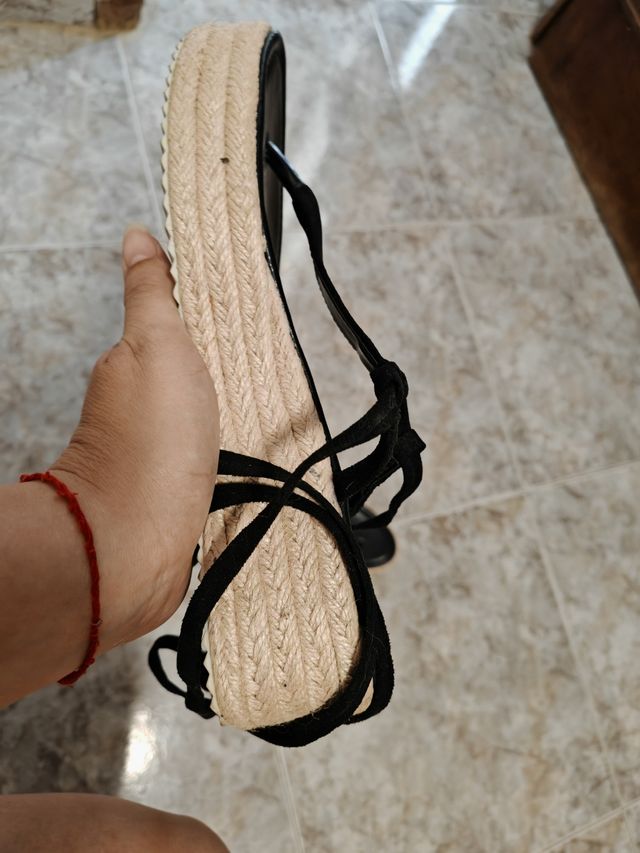 Cuñas negras y beige atadas al tobillo