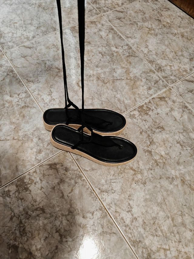 Cuñas negras y beige atadas al tobillo