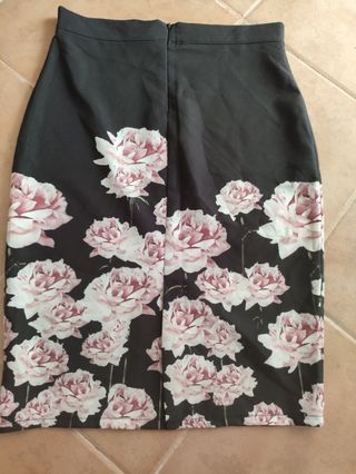 Falda midi floral negra