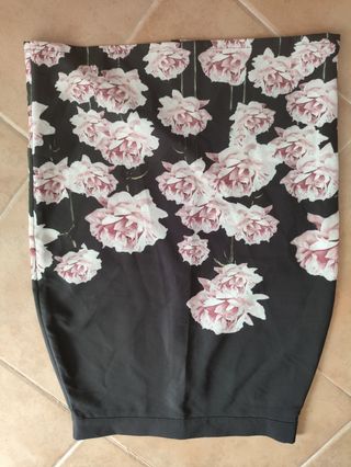 Falda midi floral negra