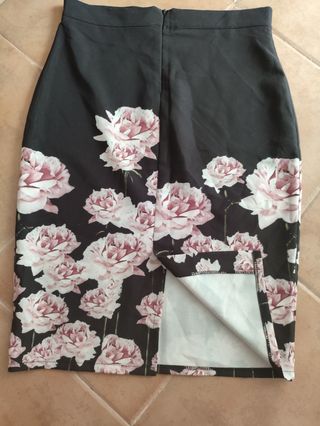 Falda midi floral negra
