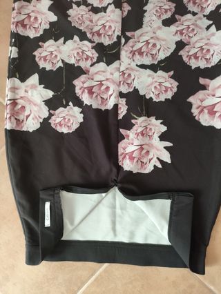 Falda midi floral negra