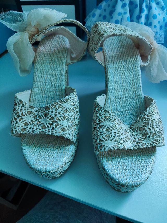 Cuñas doradas crochet