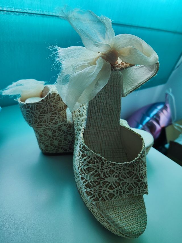 Cuñas doradas crochet