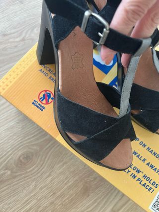 Sandalias negras tacón medio