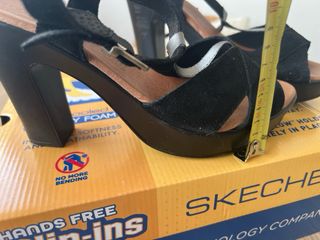 Sandalias negras tacón medio