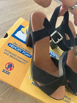 Sandalias negras tacón medio