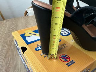 Sandalias negras tacón medio