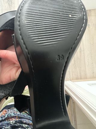 Sandalias negras tacón medio