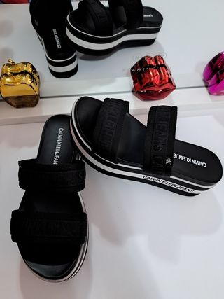 Sandalias Calvin Klein - Negras venta en persona 