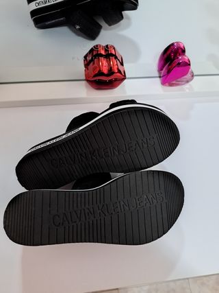 Sandalias Calvin Klein - Negras venta en persona 