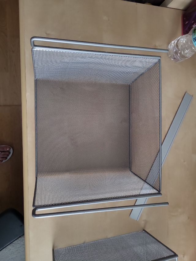 2 cestas metálicas gris plata para estanterías