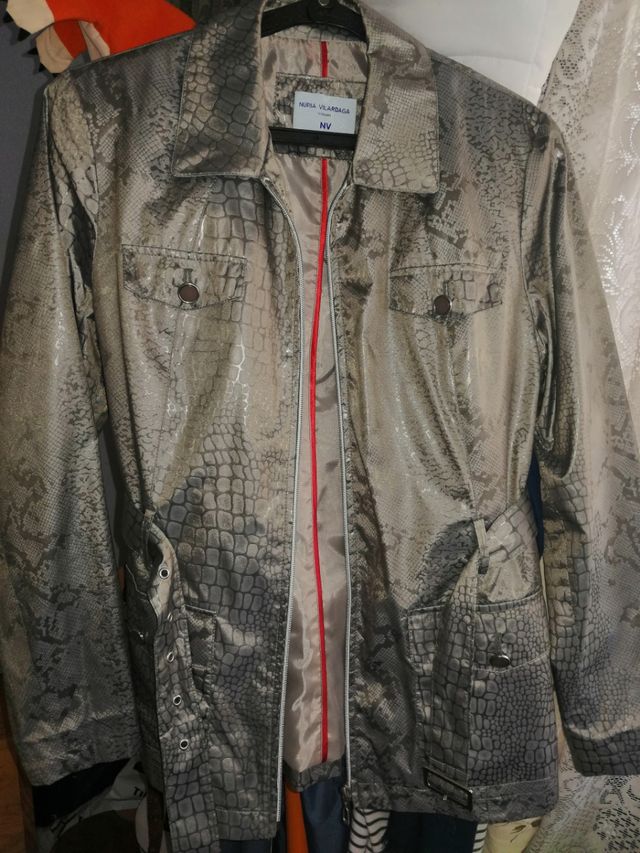 Chaqueta Nuria Vilardaga Gris Plata, da para 42.