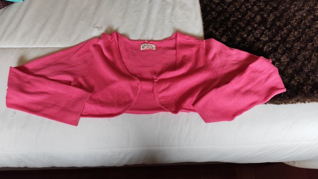 Chaqueta de punto rosa para niña.