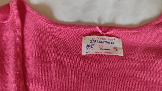 Chaqueta de punto rosa para niña.
