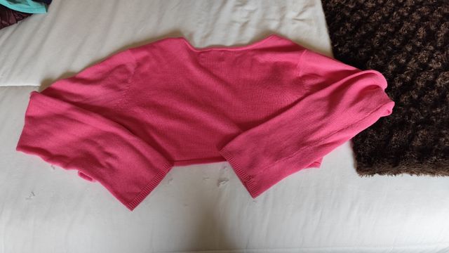 Chaqueta de punto rosa para niña.
