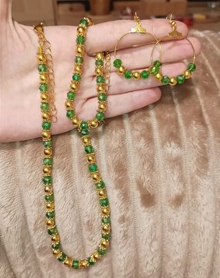 Joyas doradas y verdes: Collar, pulsera y pendient