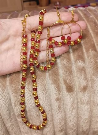Joyas doradas rojas: collar, pulsera y pendientes