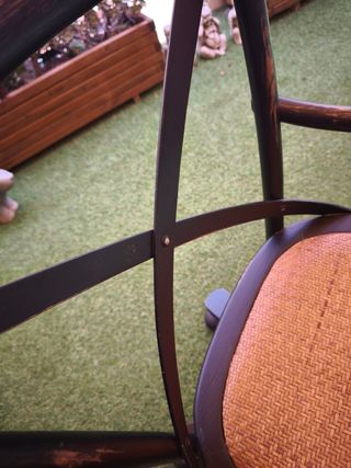 Silla giratoria vintage de madera y ratán