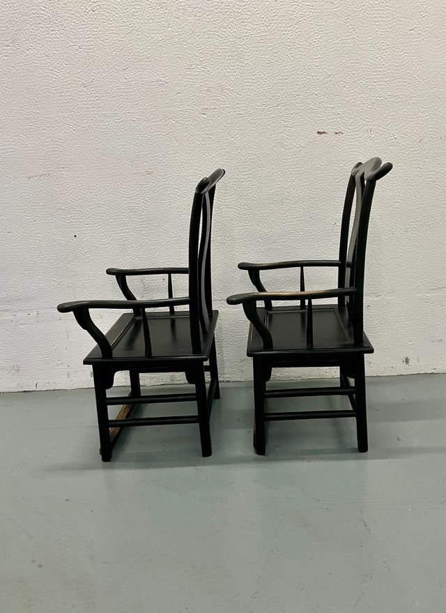 Dos Sillónes con respaldo yugo de la dinastía Qing