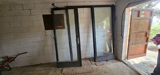 Puerta entrada negocio, o comunidad