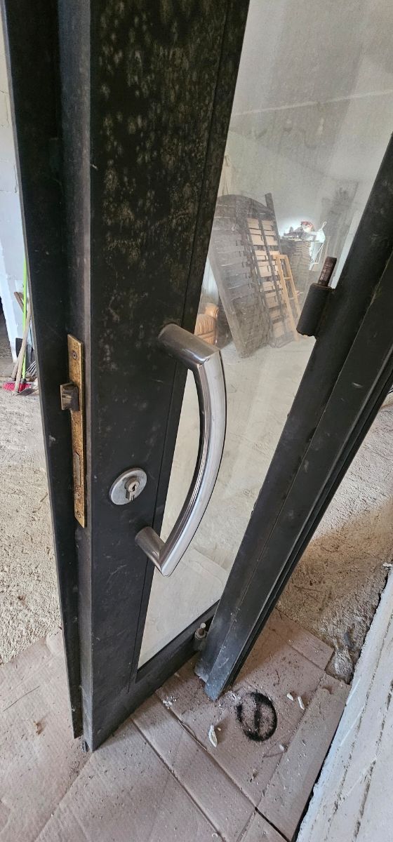 Puerta entrada negocio, o comunidad