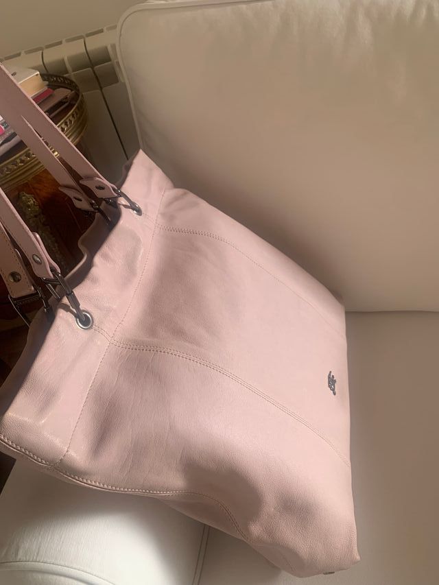 Bolso Burberry rosa empolvado.