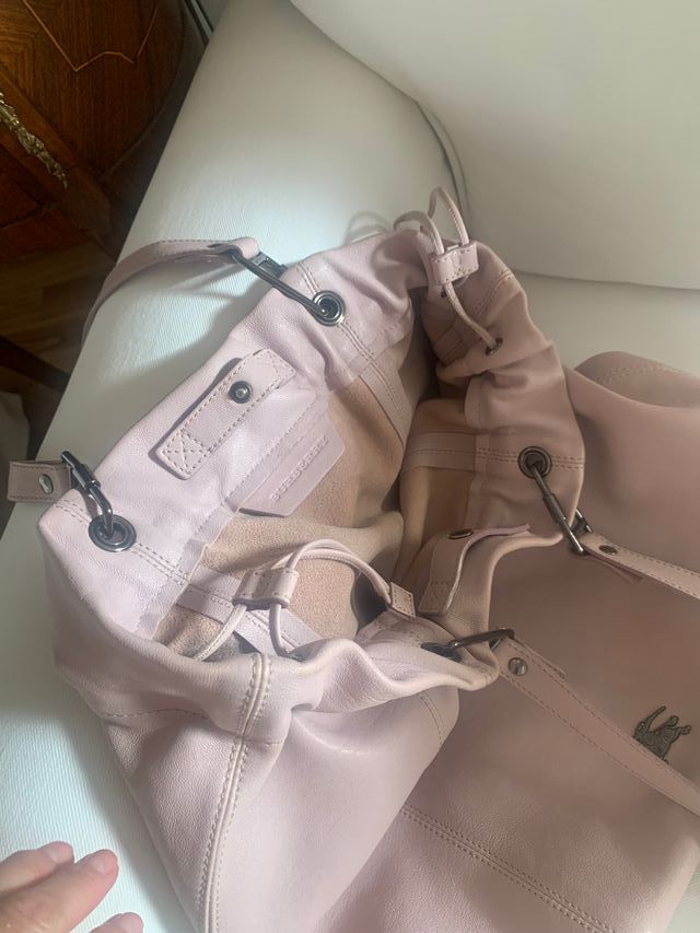 Bolso Burberry rosa empolvado.