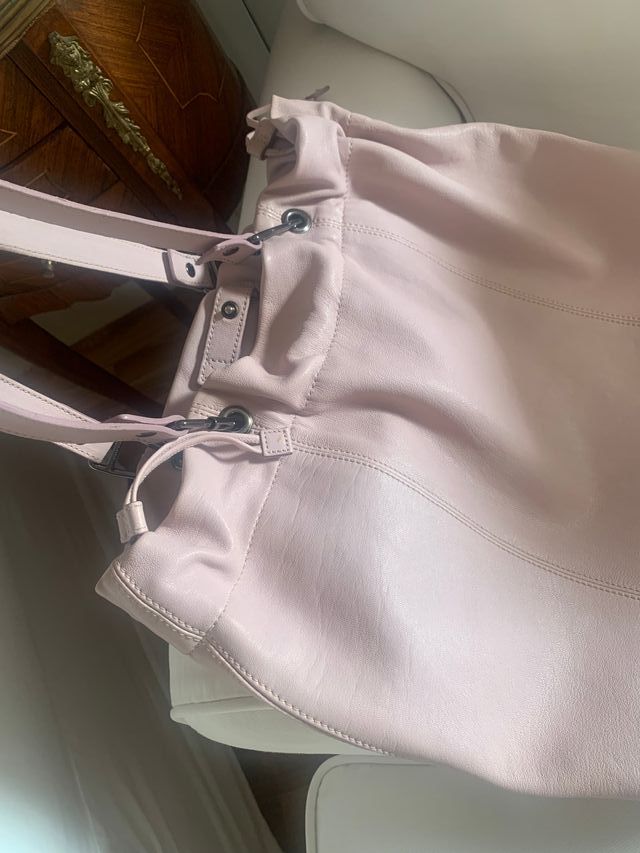 Bolso Burberry rosa empolvado.