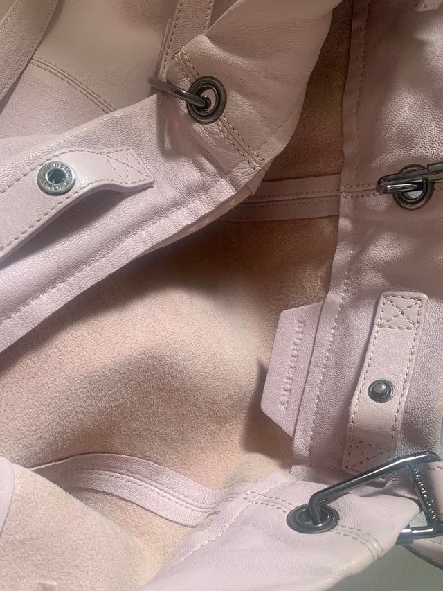 Bolso Burberry rosa empolvado.