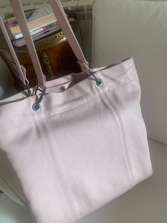 Bolso Burberry rosa empolvado.