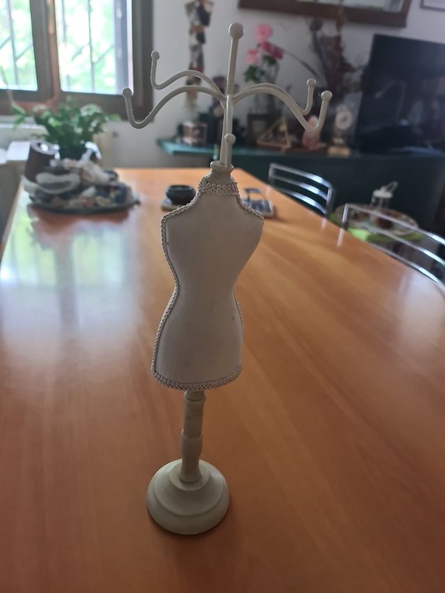 Espositore collane shabby chic beige vintage