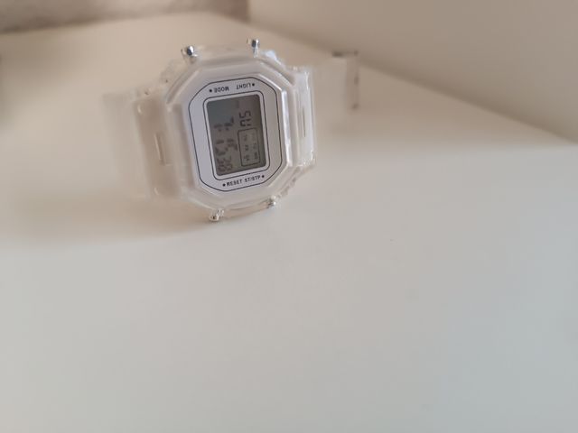 Reloj digital blanco transparente