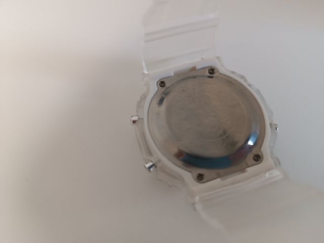 Reloj digital blanco transparente