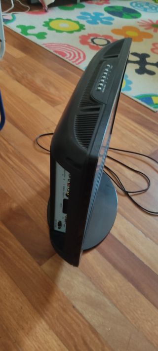 Pantalla LCD, acoplable a DVD, consola.