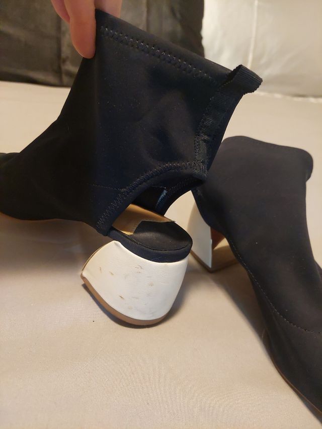 Sandalias negras y blancas de tacón