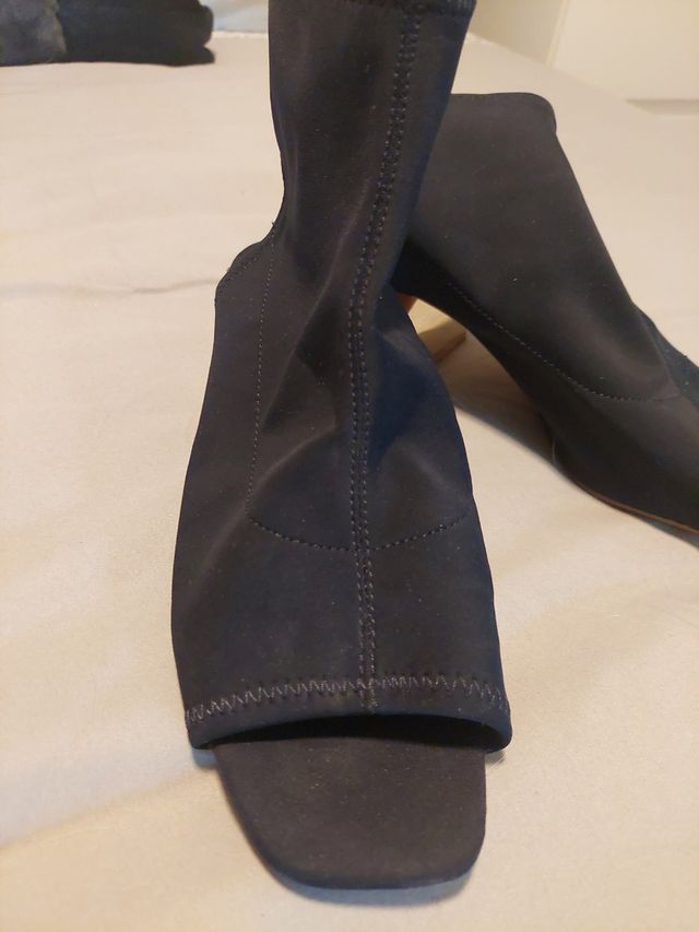 Sandalias negras y blancas de tacón