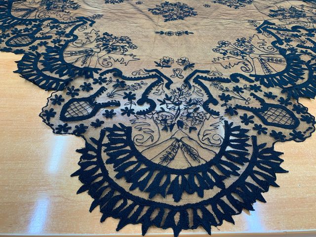 Mantilla negra 96cm x 138cm x 160cm
