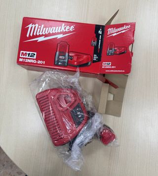 Cargador Milwaukee M12NRG-201 + Batería M12