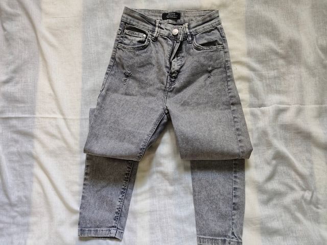 Pantalones vaqueros grises rotos